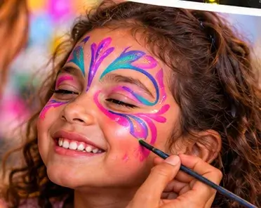 Criança recebendo pintura facial